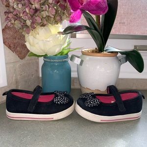 Toddler shoes 6 canvas Velcro adjust sneaker Mary
